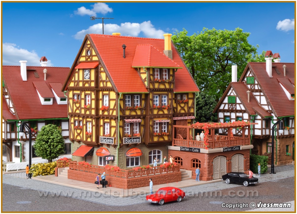 Vollmer 47688  -  Offer of the Week  -  N-gauge, bakery with garden café, interior fittings and LED 